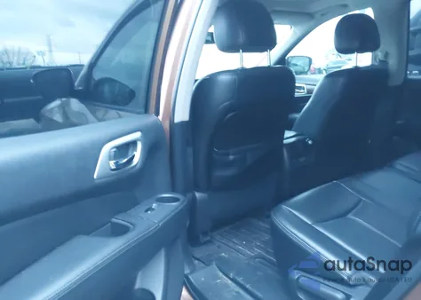 2017 Nissan Pathfinder Platinum z USA, uszkodzony, nr VIN 5N1DR2MM3HC612540